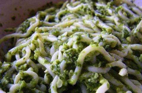 Špageti brez kalorij s pestom